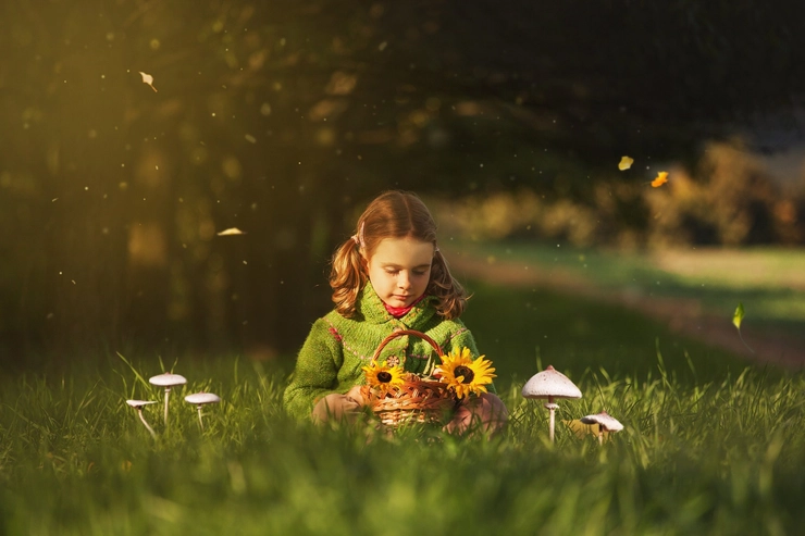 copil ce sta pe iarba verde