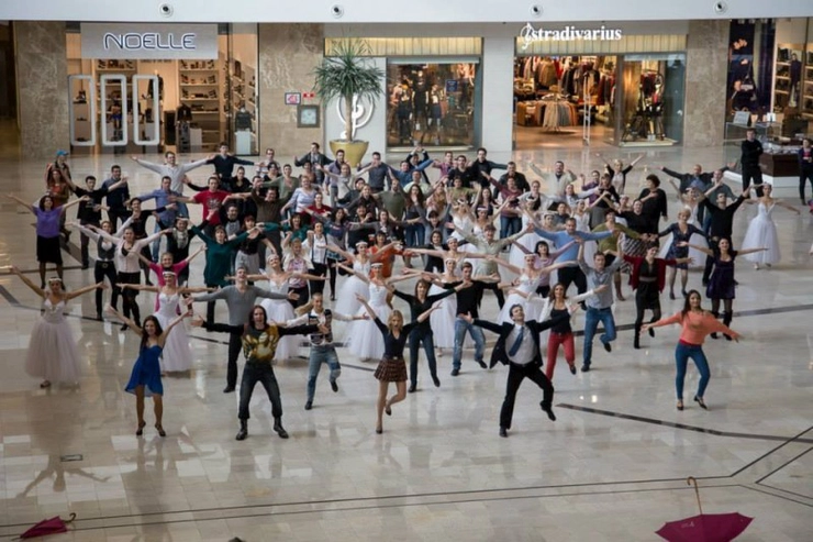 mai multe persoane care danseazazumba în Palas Mall