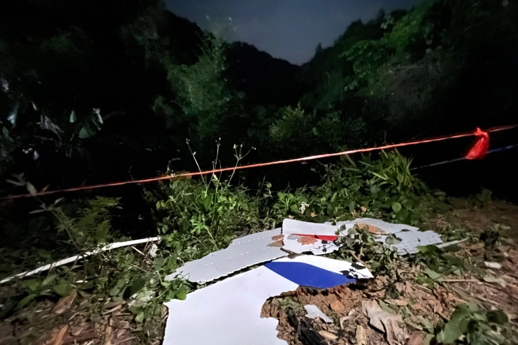 nu a fost găsit nici un supraviețuitor, ramasite de dupa prabusirea unui avion in sudul Chinei