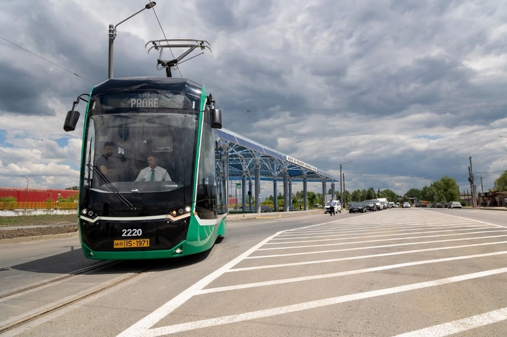 tramvai Bozankaya in fata Centrului Intermodal Tutora