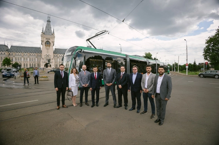  Primarul Municipiului Iasi, Mihai Chirica, alaturi de alti oficiali in fata Palatului Culturii langa un tramvai Bozankaya