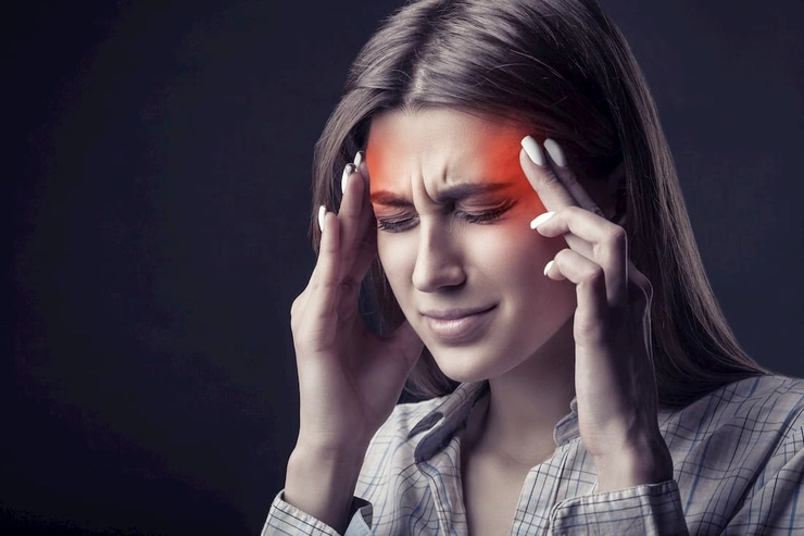 grafica femeie care se tine de cap din cauza migrenei