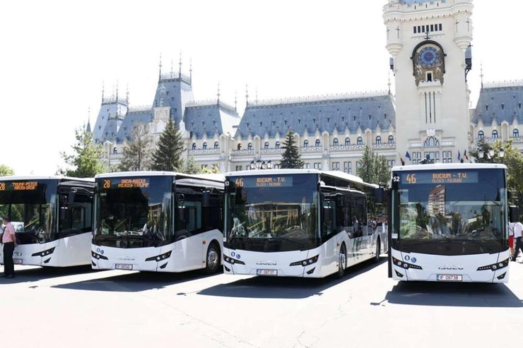 patru autobuze aliniate in fata Palatului Culturii