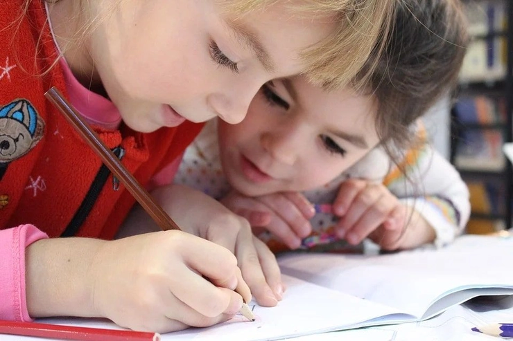 Copii scriind