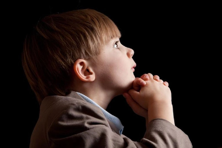 un copil care se roagă