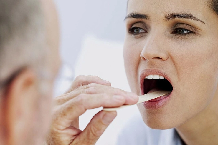 medic care verifica cavitatea bucala a unei femei