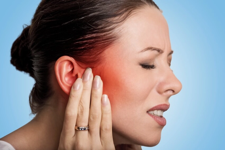 grafica femeie care tine mana la ureche din cauza durerii provocate de otita
