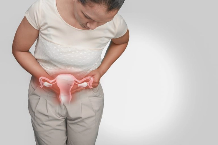 grafica femeie care se tine de zona intima din cauza durerii provocate de vaginoza bacteriana