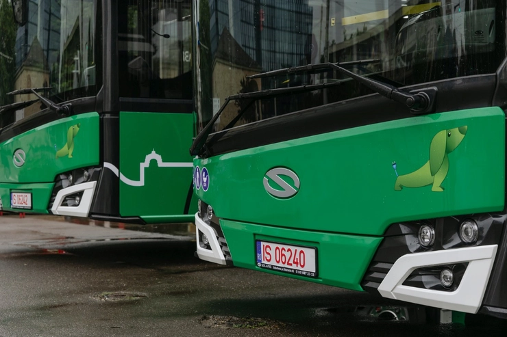 autobuz verde in fata Palatului Culturii din Iasi