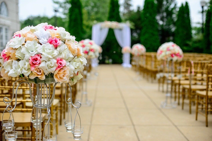 decor cu scaune si flori pentru nunta in timp de stare de alerta