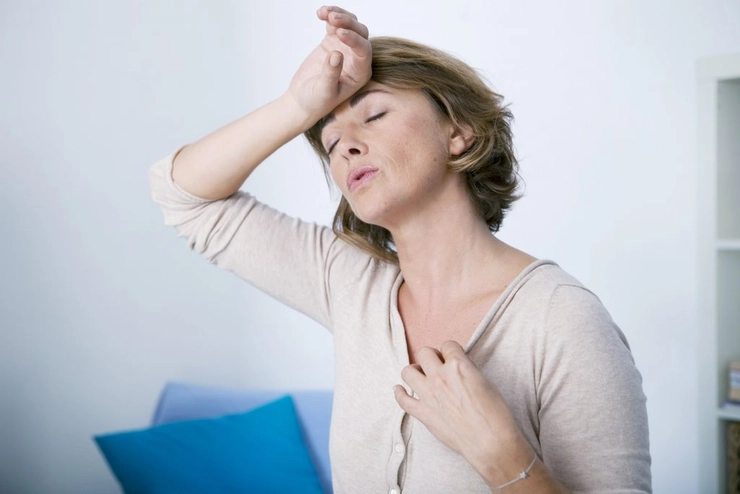 femeie care sufera de calduri din cauza menopauzei
