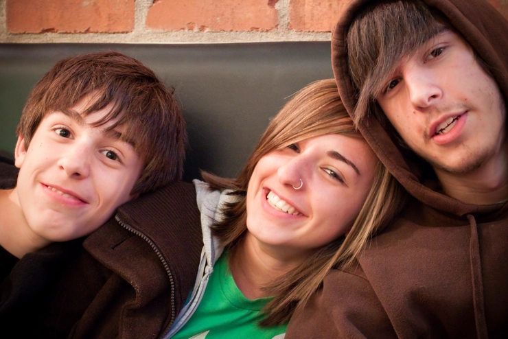 trei adolescenți