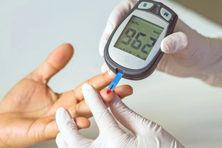 medic care verifica cantitatea de glicemie din degetul unei persoane