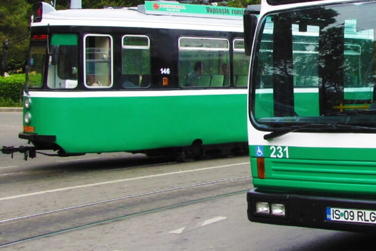  un tramvai verde pe sine
