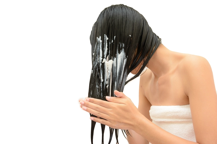 o femeie care se spală pe cap cu sampon cu bicarbonat