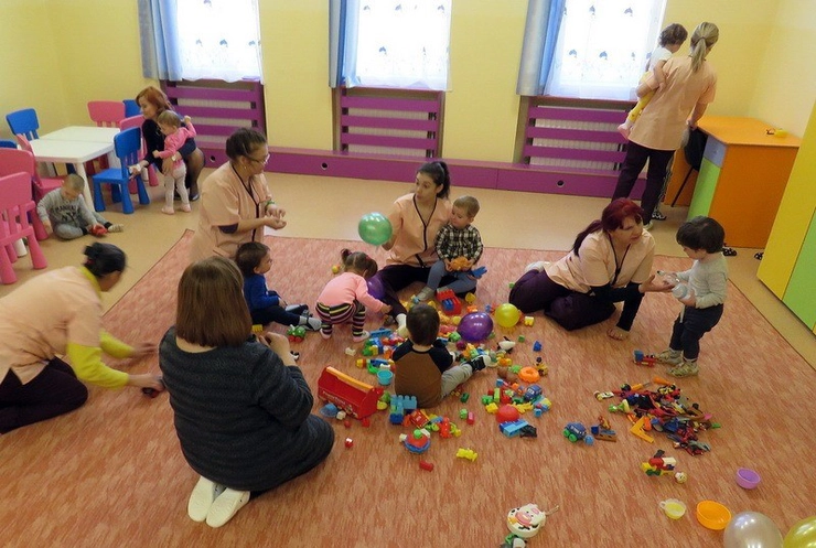 educatoarele impreuna cu parintii se joaca cu copiii la cresa