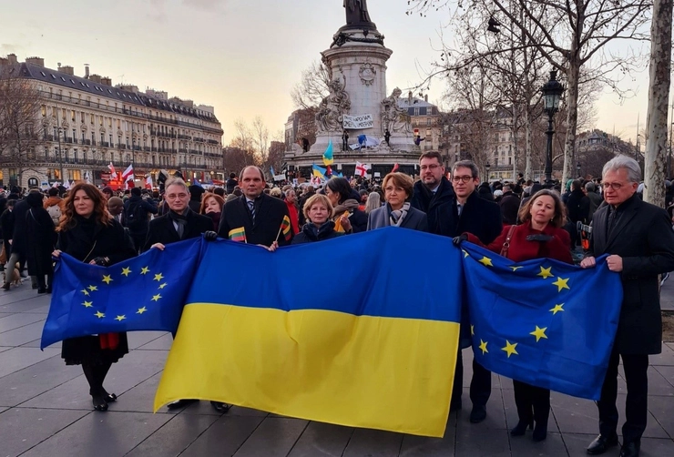  mai multe persoane sunt pe strada cu un steac ucrainesc si doua steaguri europene