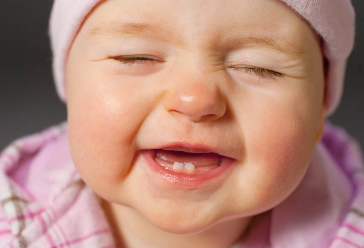 bebelus care zambeste si are doi dinti erupti