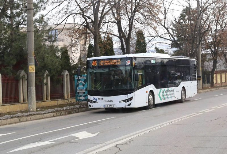 autobuz alb pe strada