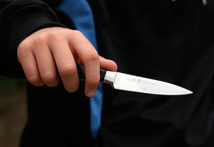 un bărbat cu un cuțit în mână