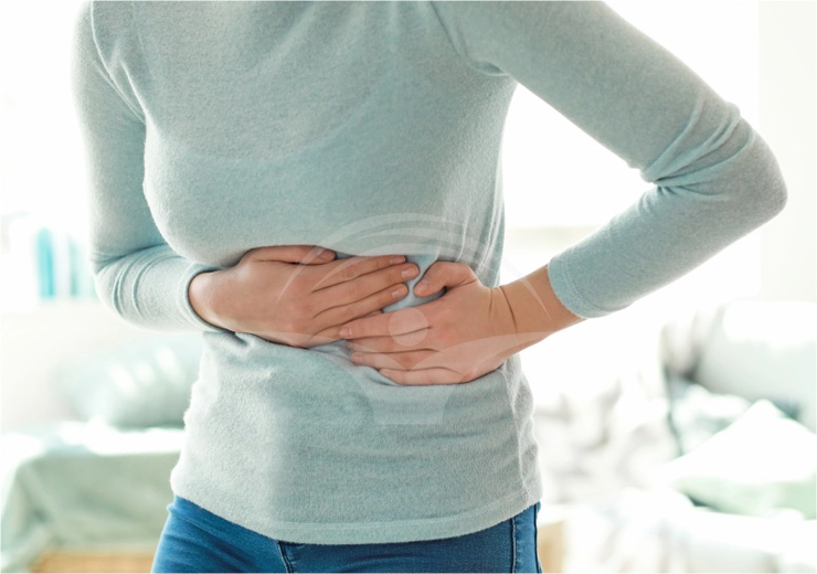 grafica femeie care se tine de abdomen din cauza durerii provocate de pancreas