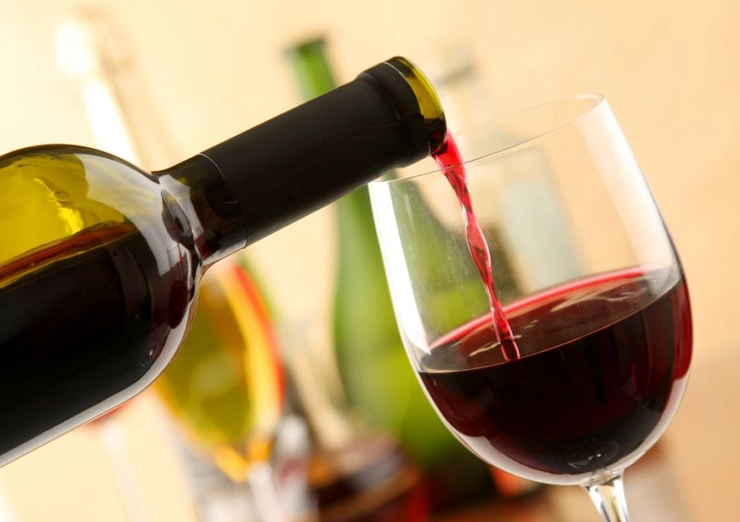 un pahar de vin roșu și o sticlă