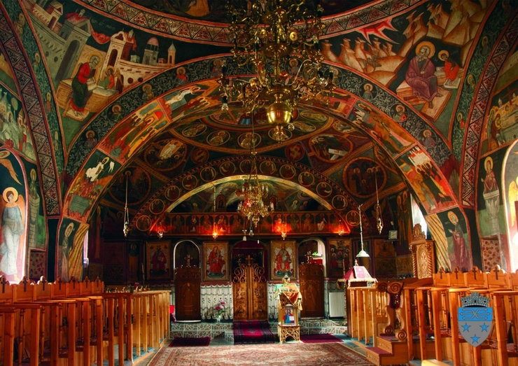 o imagine cu interiorul unei biserici ortodoxe