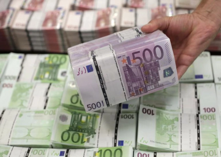 Tencuri cu bancnote euro