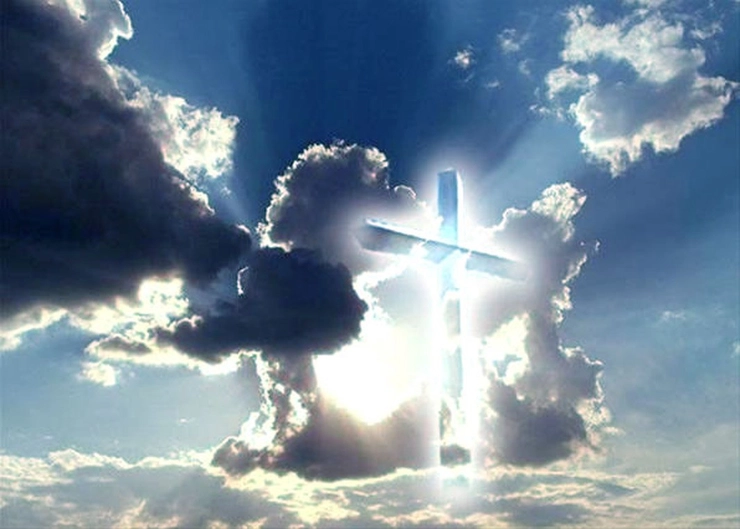  o cruce luminoasa aparuta pe cer, care este inconjurata de nori