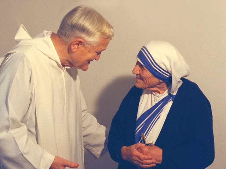 preotul francez Roger discutand cu Maica Tereza