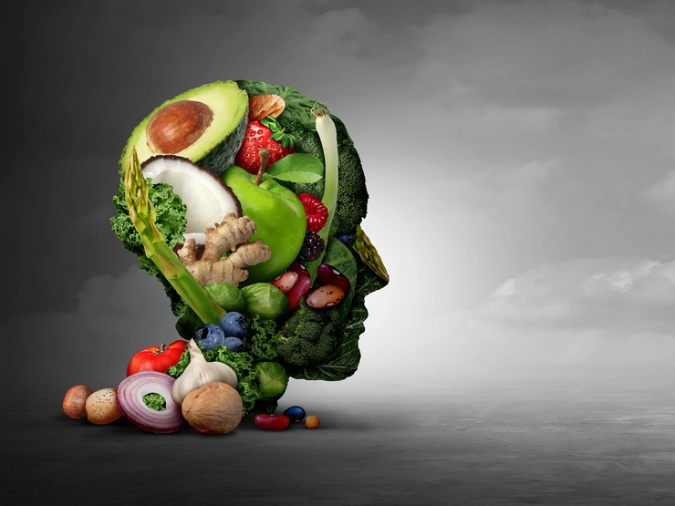 un cap de om format din mai multe legume si fructe care scad trigliceridele