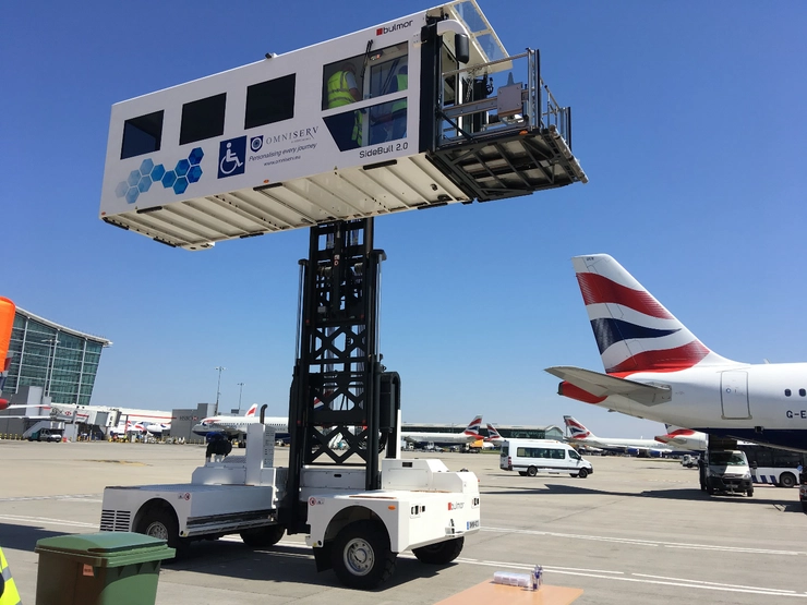  ambulift stand langa un avion