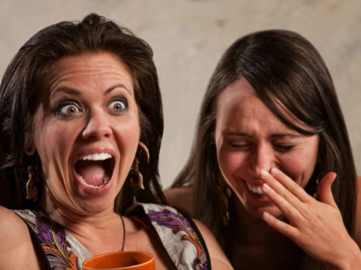 două femei care râd