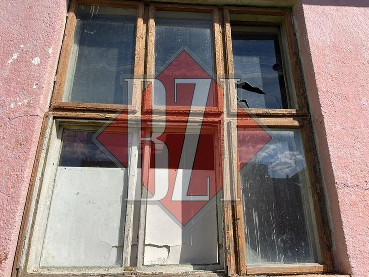cladire cu geam spart