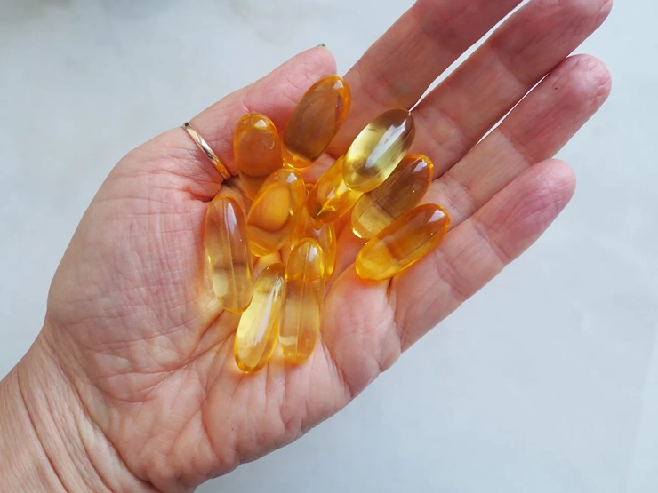 mai multe capsule de omega 3 in palma unei persoane