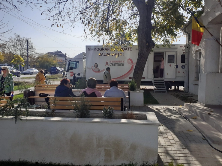 o imagine cu unitatea mobilă de screening de cancer mamar in Galati