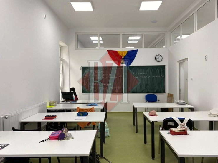o poză cu o sală de clasă