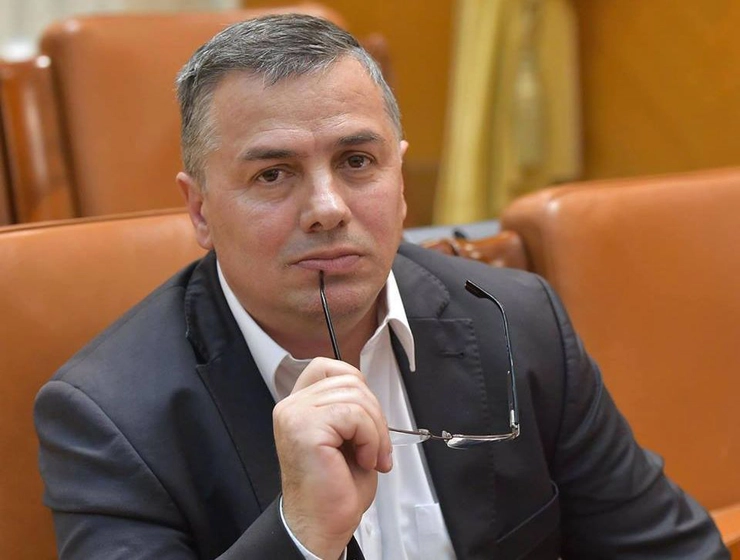 Petru Movila, administrator public al Primariei Municipiului Iasi, asezat pe un fotoliu intr-o sala de sedinte