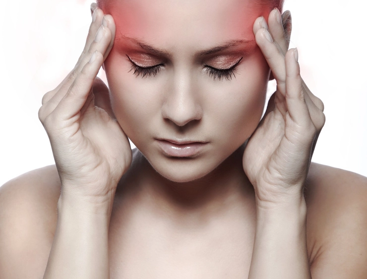 grafica femeie care se tine de cap din cauza durerilor