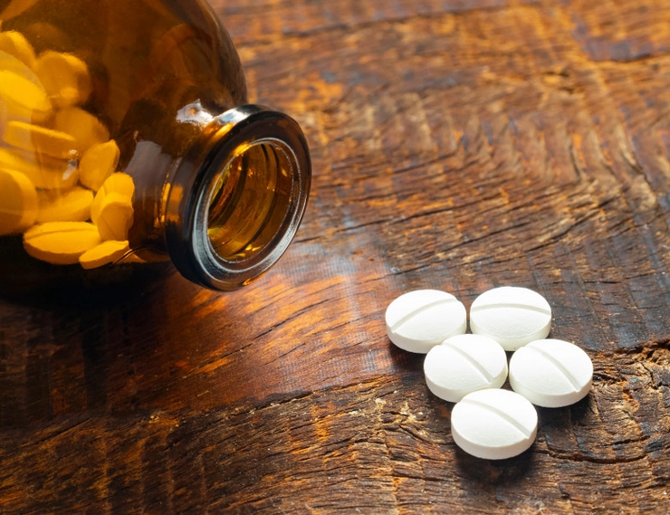 pastile albe de aspirină pe o masă