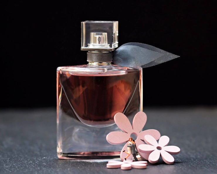 o sticluta de parfum