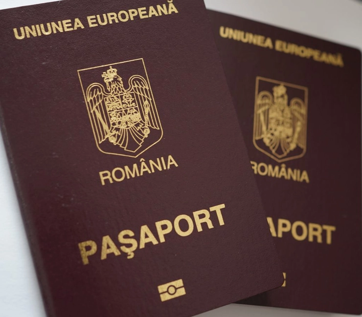două pașapoarte românești