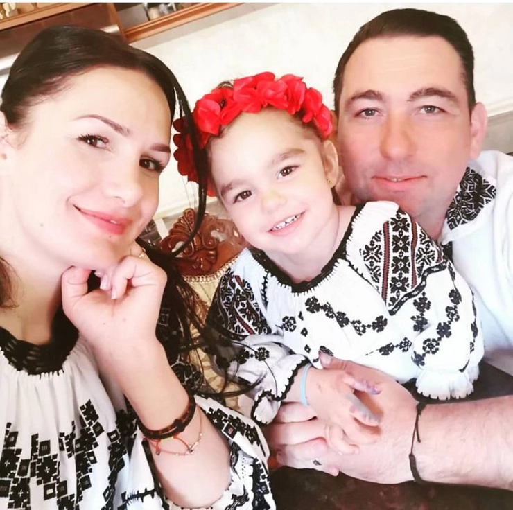 Cântăreața de muzică populară Viorica Macovei cu soțul și fiica ei