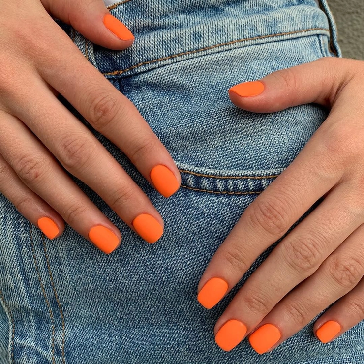 unghiile portocalii a unei fete