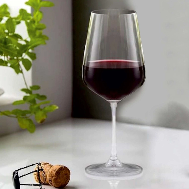 un pahar cu vin pe masa
