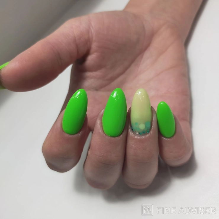 persoana cu unghiile de culoare verde neon