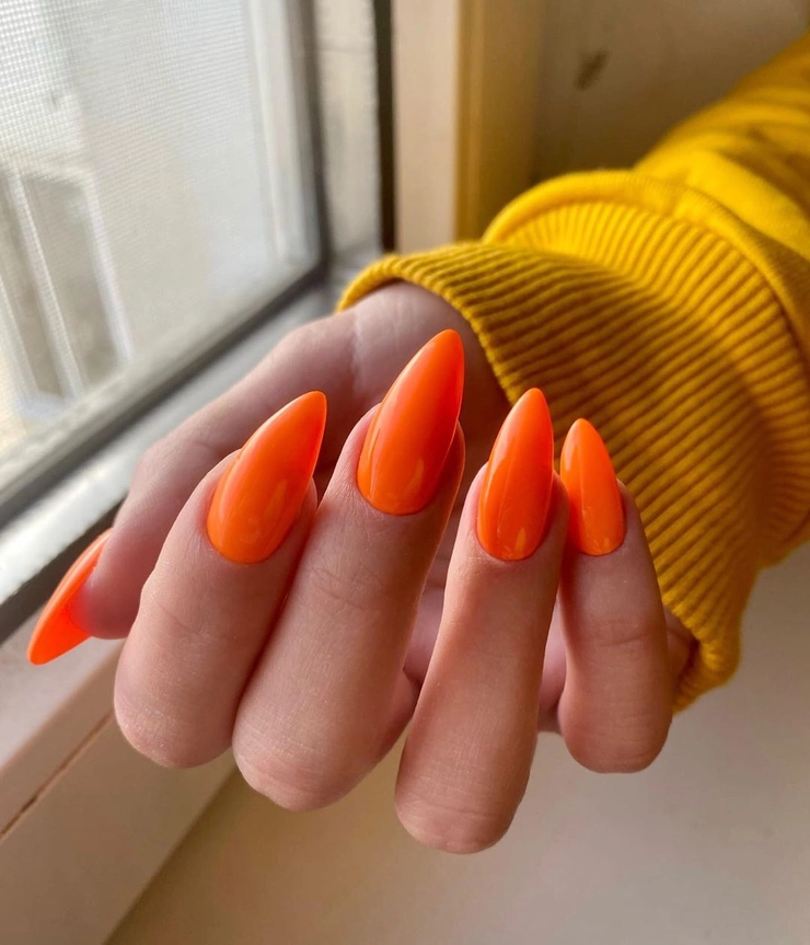 unghiile portocalii a unei fete