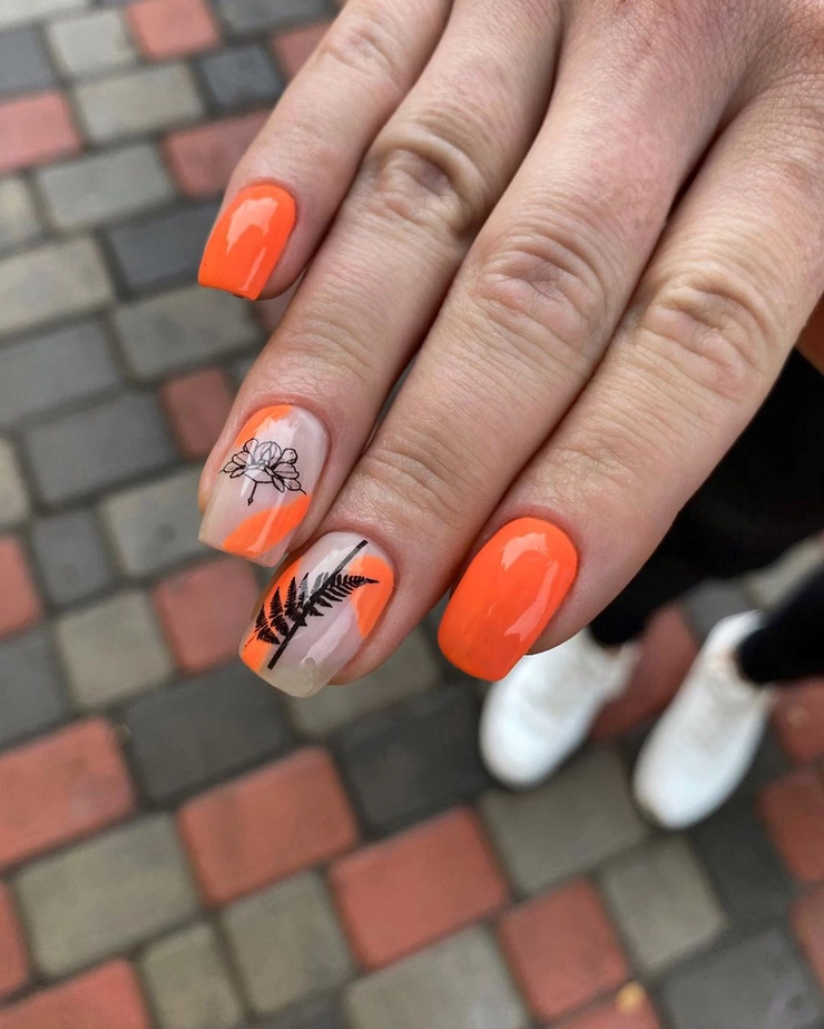 unghiile portocalii cu aplicatii pe ele a unei fete