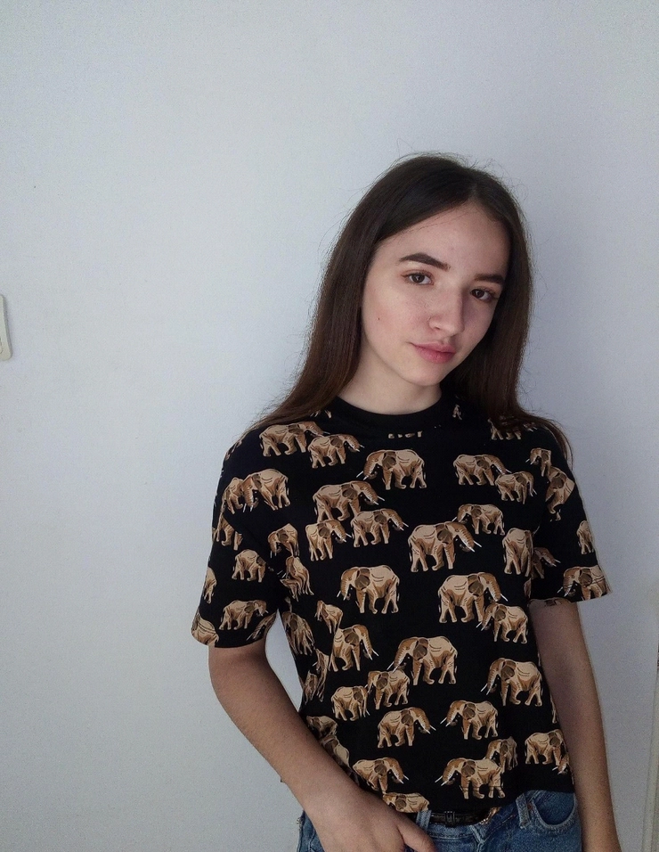 Tanara cu tricou cu elefanti