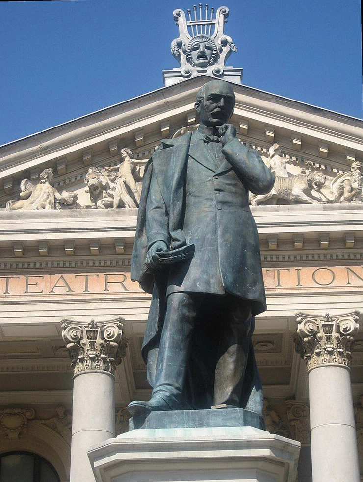 : statuia poetului Vasile Alecsandri din fata Teatrului National Iasi si cladirea teatrului in plan secund